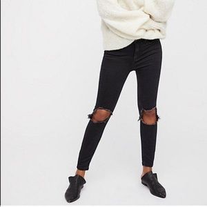 Free People Black Ripped Skinny Jeans Mid Rise crop Stretch Flaws Size 29